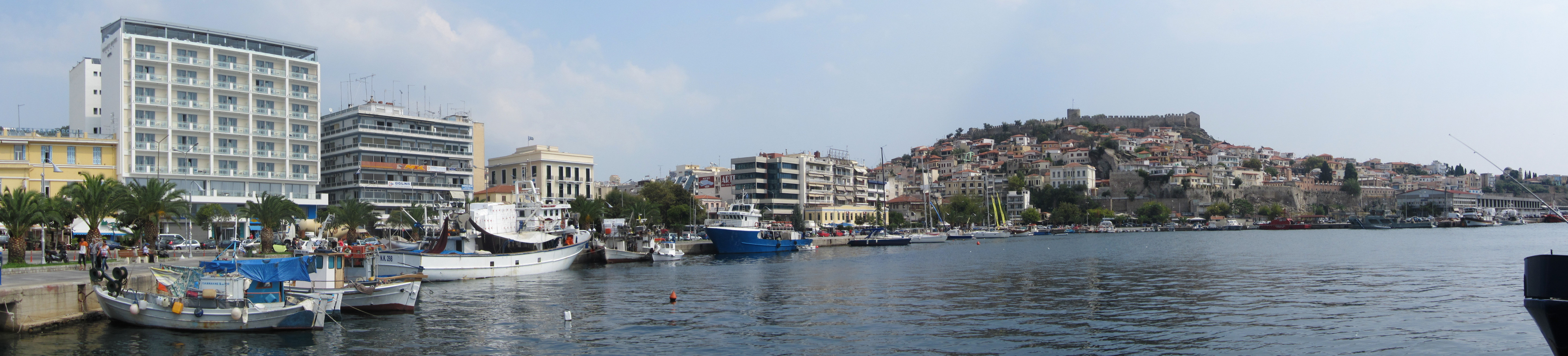 Πανοραμική άποψη του λιμανιού της Καβάλας και του κάστρου